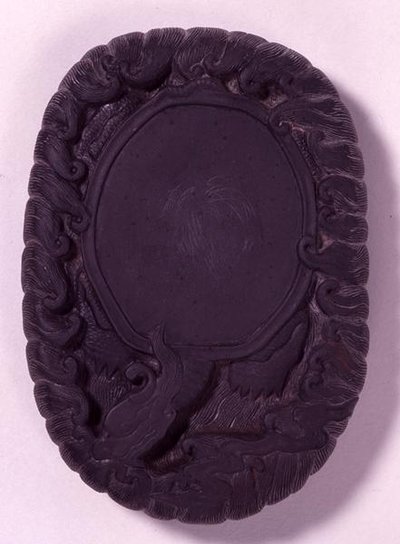 Piedra de tinta tallada como la gran tortuga mítica Lo-shu entre olas, probablemente dinastía Ming de Chinese School Chinese School