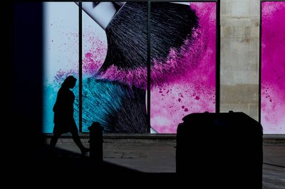 Silueta de una ciudad llena de color de Chris Hamilton