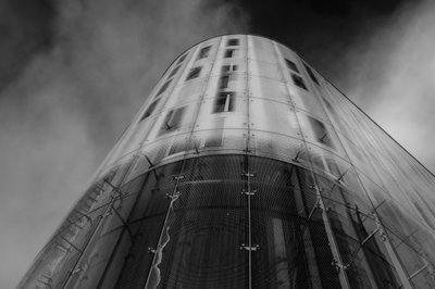 Impresionante edificio de cristal con formas curvas de Chris Hamilton