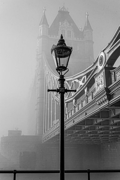 El Tower Bridge envuelto en niebla de Chris Hamilton
