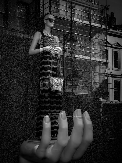 Reflejo de la mano de un maniquí de Chris Hamilton