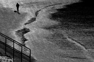 Figura en una playa solitaria de Chris Hamilton