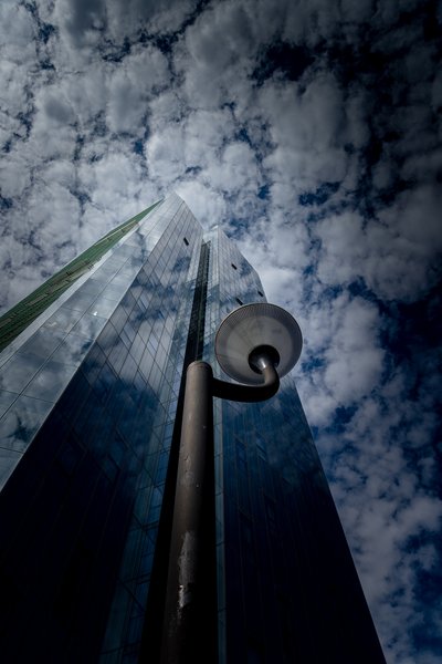 Reflejo del cielo urbano de Chris Hamilton