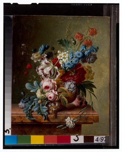 Un jarrón de flores sobre una cornisa de mármol y una cesta de flores con un jilguero de Christiaan van Pol