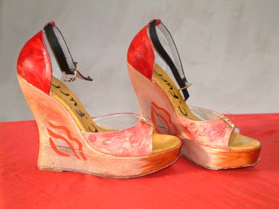 Baisse, Moi, Zapatos de tacón Dehavilland pintados, 2006 (escultura) de Christian Furr