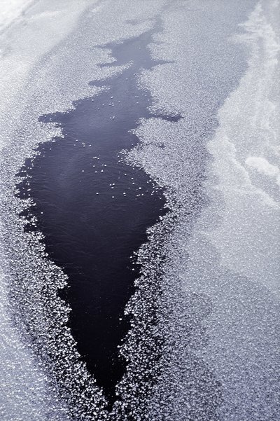 Agua oscura a través del hielo de Christina Sillen