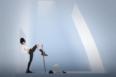 Figura conceptual en una pose llamativa de Christine von Diepenbroek