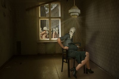 La inquietante mujer de la máscara antigás de Christine von Diepenbroek