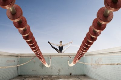 Una elegante piscina abandonada de Christine von Diepenbroek