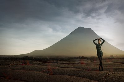 Figura solitaria en un paisaje extraño de Christine von Diepenbroek