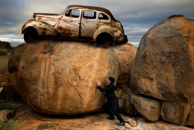Un hombre empuja un coche en Boulder de Christine von Diepenbroek