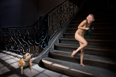 Mujer desnuda en una escalera oscura de Christine von Diepenbroek