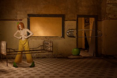 La mujer payaso surrealista de Christine von Diepenbroek
