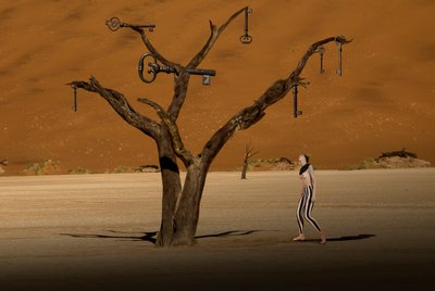 Árbol clave del desierto surrealista de Christine von Diepenbroek