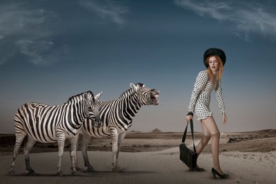 Escena surrealista de moda en el desierto de Christine von Diepenbroek