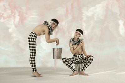 Figuras surrealistas de arlequines de Christine von Diepenbroek