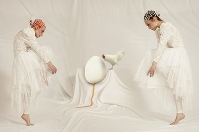 Mujeres surrealistas y un huevo de Christine von Diepenbroek