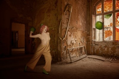 Figura caprichosa en una habitación abandonada de Christine von Diepenbroek