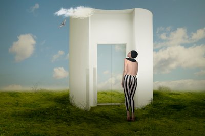 Mujer ante un portal surrealista de Christine von Diepenbroek