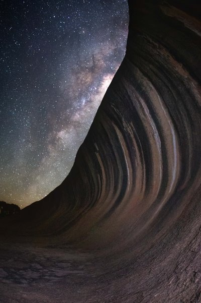 La Vía Láctea sobre Wave Rock de Christoph Schaarschmidt