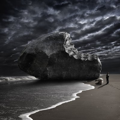 Roca Mordida en la Playa Tormentosa de Christophe Kiciak