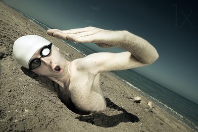 Nadador de la playa enterrado de Christophe Kiciak