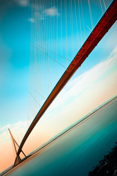 Un cielo vibrante y moderno sobre el puente de Christophe Kiciak