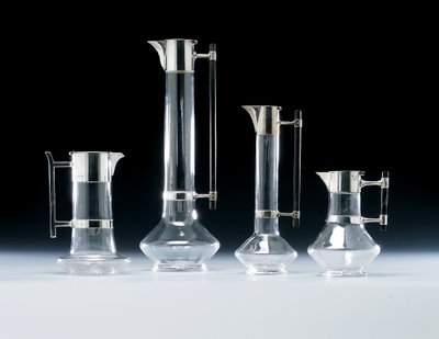 Una jarra de clarete con montura de plata y otros artículos de vidrio de Christopher (attr. to) Dresser