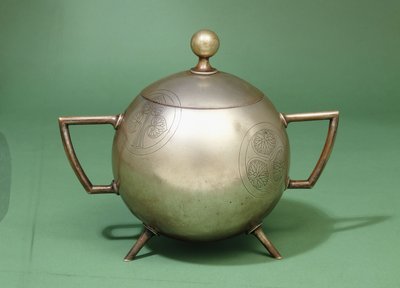 Un cuenco de dos asas de Hukin y Heath con tapa abatible de Christopher Dresser