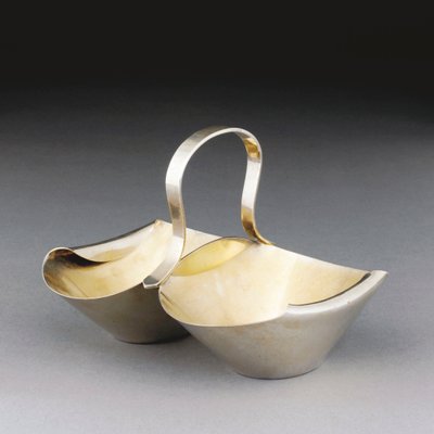 Una cesta de metal blanco de Christopher Dresser