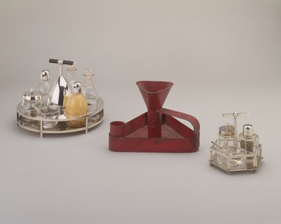 Juego de vinagreras de plata electrochapada, Elkington & Co.; cacerola triangular de hierro estañado rojo, Richard Perry, Son & Co.; juego de vinagreras de plata electrochapada, Hukin & Heath de Christopher Dresser