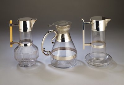 Jarra de Clarete con Montura de Plata, 1882; Jarra de Clarete con Montura de Electroplate con Decoración de Estilo Estético; Jarra de Clarete con Montura de Plata, 1880, todas fabricadas por Hukin & Heath de Christopher Dresser