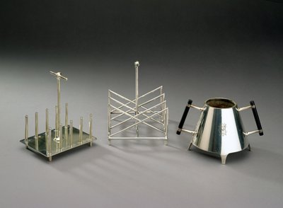 Rejilla para Tostadas con Soportes Verticales, fabricada por Hukin & Heath, 1878; Rejilla para Tostadas de Sección Triangular, fabricada por Elkington & Co., c.1875-88; Azucarero con Madera Ebonizada de Christopher Dresser
