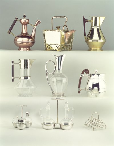 Arriba, I-D: Cafetera Oriental, Benham & Froud, c.1888; Tetera Cuadrada Japonesa con Remaches, Benham & Froud, c.1888; Jarra de Clarete, Richard Perry, Son & Co., c.1880 de Christopher Dresser