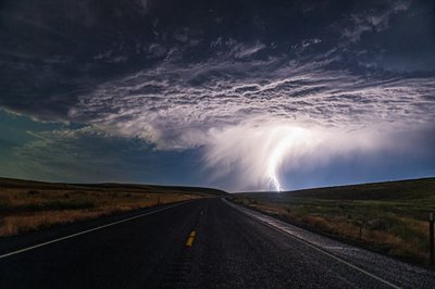 Un rayo cae sobre la carretera abierta de Chuanxu Ren