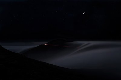 Carretera de montaña en una noche brumosa de Chuanxu Ren