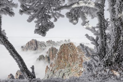 Cumbres invernales envueltas en niebla de Chuanxu Ren