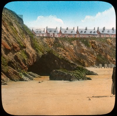 Playa y acantilados, Newquay, Cornwall, finales del siglo XIX o principios del siglo XX de Church Army Lantern Department