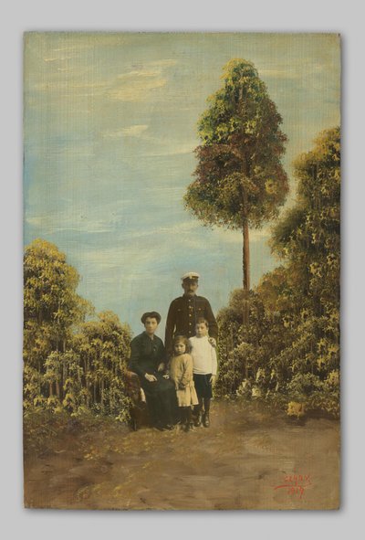 Retrato de un hombre desconocido en uniforme naval, mujer y dos niños en matorrales de Clady