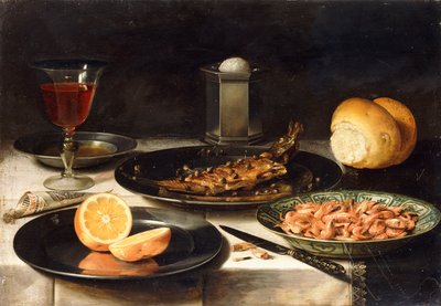 Un arenque con alcaparras y una naranja en rodajas en platos y un cuenco de camarones en una mesa de Charlotte Evans