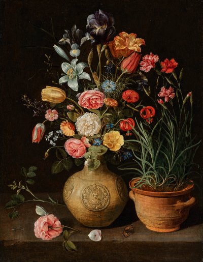 Bodegón con rosas, lirios, un iris y otras flores en un jarrón de barro, con una maceta de claveles y una mariposa en una repisa de Clara Peeters