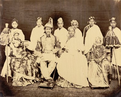 Jung Bahadoor con su esposa principal, 2 hijas y esclavas de Clarence Comyn Taylor