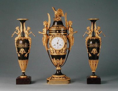 Un reloj de jarrón del Imperio y un par de jarrones colgantes, c.1810 de Claude (attr. to) Galle