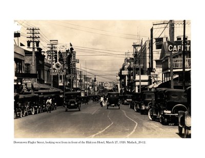 Calle Flagler, mirando al oeste desde frente al Hotel Halcyon, 27 de marzo de 1920 de Claude C. Matlack