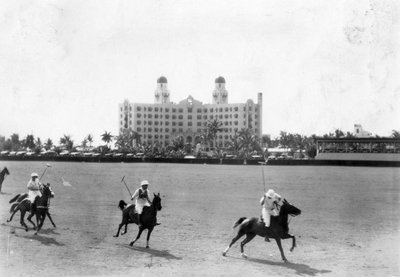 Partido de polo frente al Hotel Nautilus, Miami Beach, 18 de marzo de 1928 de Claude C. Matlack
