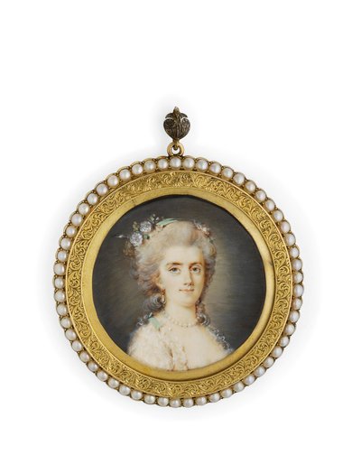 Comtesse Diane de Polignac, en vestido blanco escotado, flores y cinta verde menta en su cabello empolvado, con collar y pendientes de perlas de Claude Jean Baptiste (attr. to) Hoin