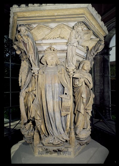 El Rey David flanqueado por Moisés y Jeremías, detalle del pedestal hexagonal del Pozo de Moisés de Claus and Malouel, Jean Sluter