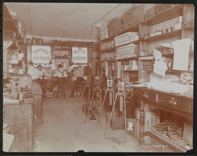 Laboratorio de películas Empire Film Co. (posiblemente en Broadway y la calle 55) con hombres trabajando y carretes de película y cámaras de Company Byron