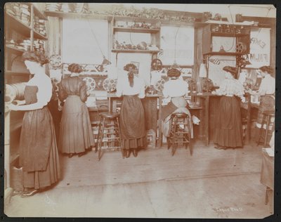 Laboratorio de películas de Empire Film Co. (posiblemente en Broadway y la calle 55) con hombres trabajando y carretes de película y cámaras de Company Byron