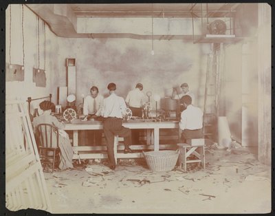Laboratorios de cine en Carlton Motion Picture Co. con cinco hombres y una mujer trabajando con película, empalmando, etc., Nueva York de Company Byron
